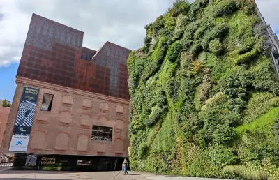 CaixaForum Madrid: el edificio de ladrillo y acero junto a un jardín vertical que cubre una medianera